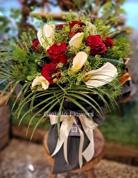 Bouquet con rose rosse e calle