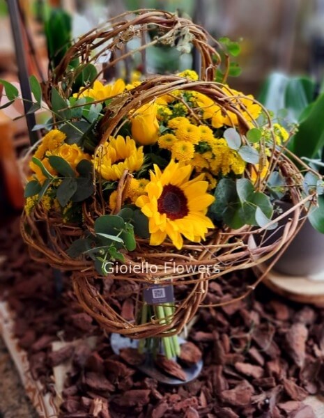 Bouquet di girasoli con intrecci decorativi