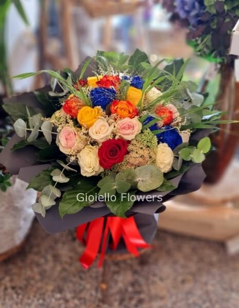Bouquet di rose colori assortiti con confezione