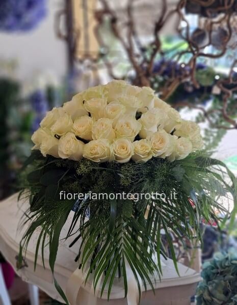 Bouquet di rose bianche confezionate