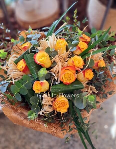 Bouquet di rose gialle o arancio confezionate