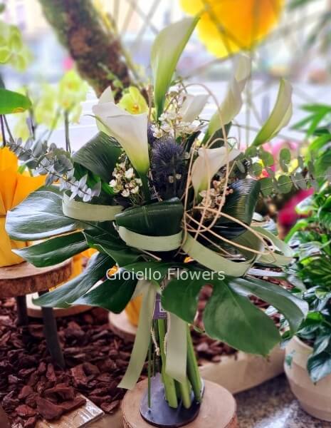 Bouquet artistico di calle e intrecci decorativi