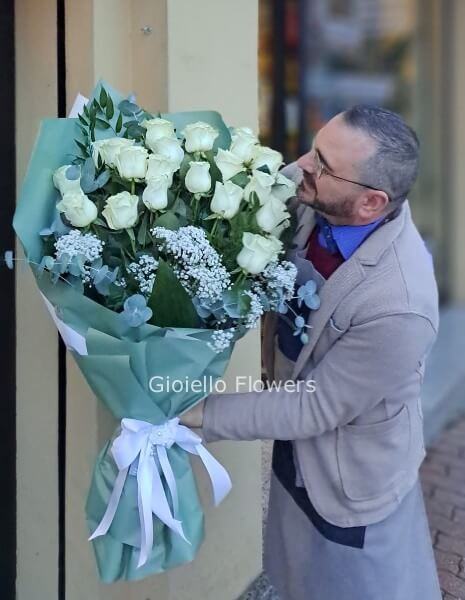 Mazzo a fascio di rose a stelo lungo
