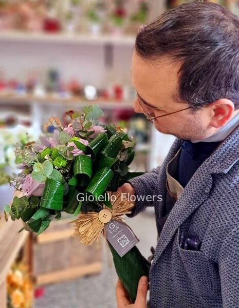 Bouquet di rose e aspidistra decorativa