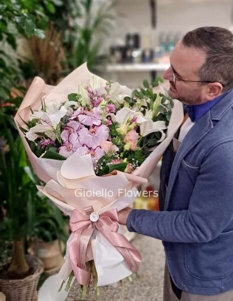 Mazzo a fascio con Orchidee e fiori di stagione