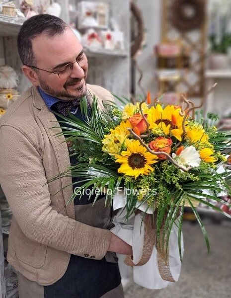 Bouquet di fiori di stagione e nocciolo contorto