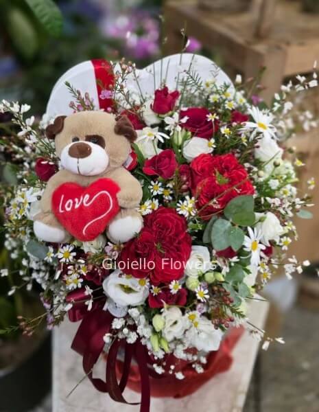 Composizione in box cuore fiori assortiti e orsetto